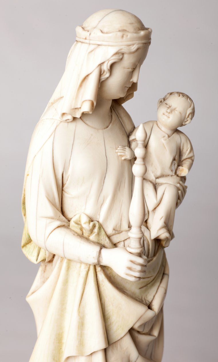 Estátua. Madonna e Child. Presente de Dom Cantineau, reitor do capítulo da catedral. Marfim. Século XIII. Detalhe, busto. de Unknown artist