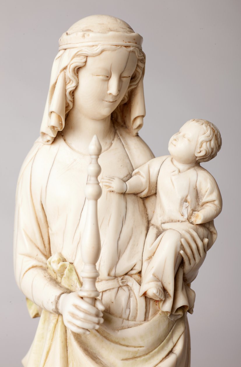 Estátua. Madonna e Child. Presente de Dom Cantineau, reitor do capítulo da catedral. Marfim. Século XIII. Detalhe, busto. de Unknown artist