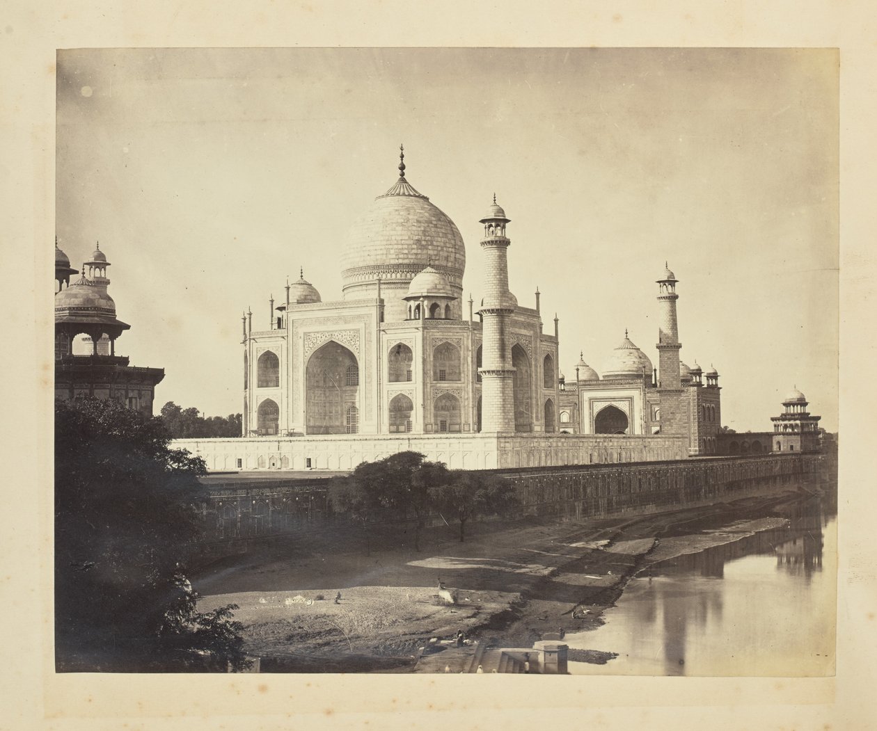 [Taj Mahal a partir das margens do rio Yamuna] de Unknown artist