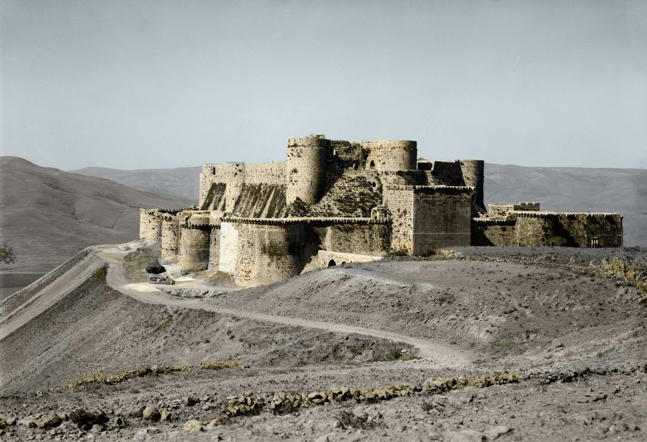 O forte do castelo dos Cavaleiros de Krak, datado do período das Cruzadas, está localizado na Síria ocidental, em 1930. de Unknown artist
