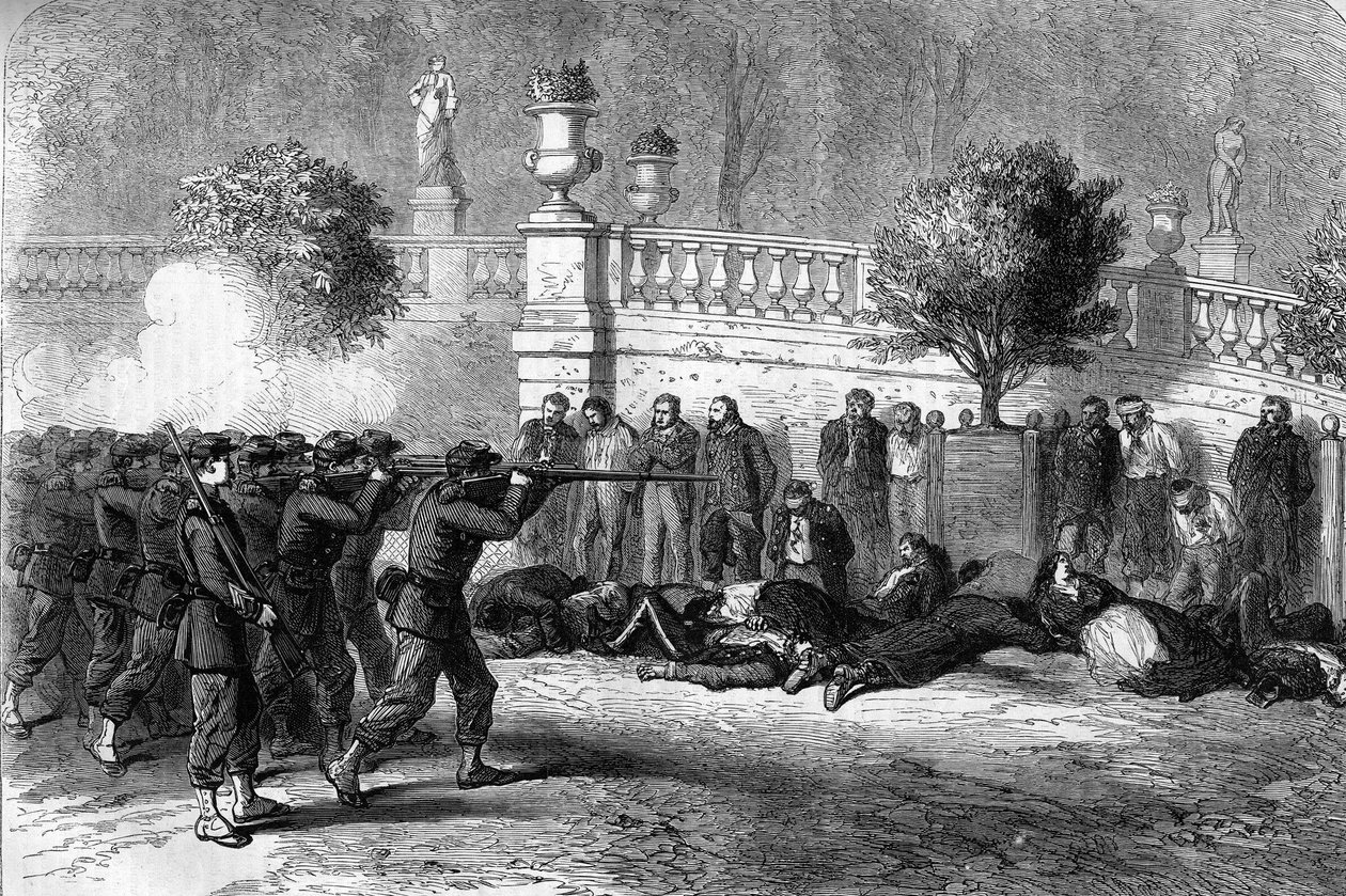 A Comuna de Paris, em 1871. Execução de federes (comunas) no Jardim do Luxemburgo durante a semana sangrenta de 22 a 28 de Maio de 1871. O sexto arrondissement foi um dos primeiros a ser ocupado pelo exército comum. Entre os prisioneiros federais, alguns f de Unknown artist