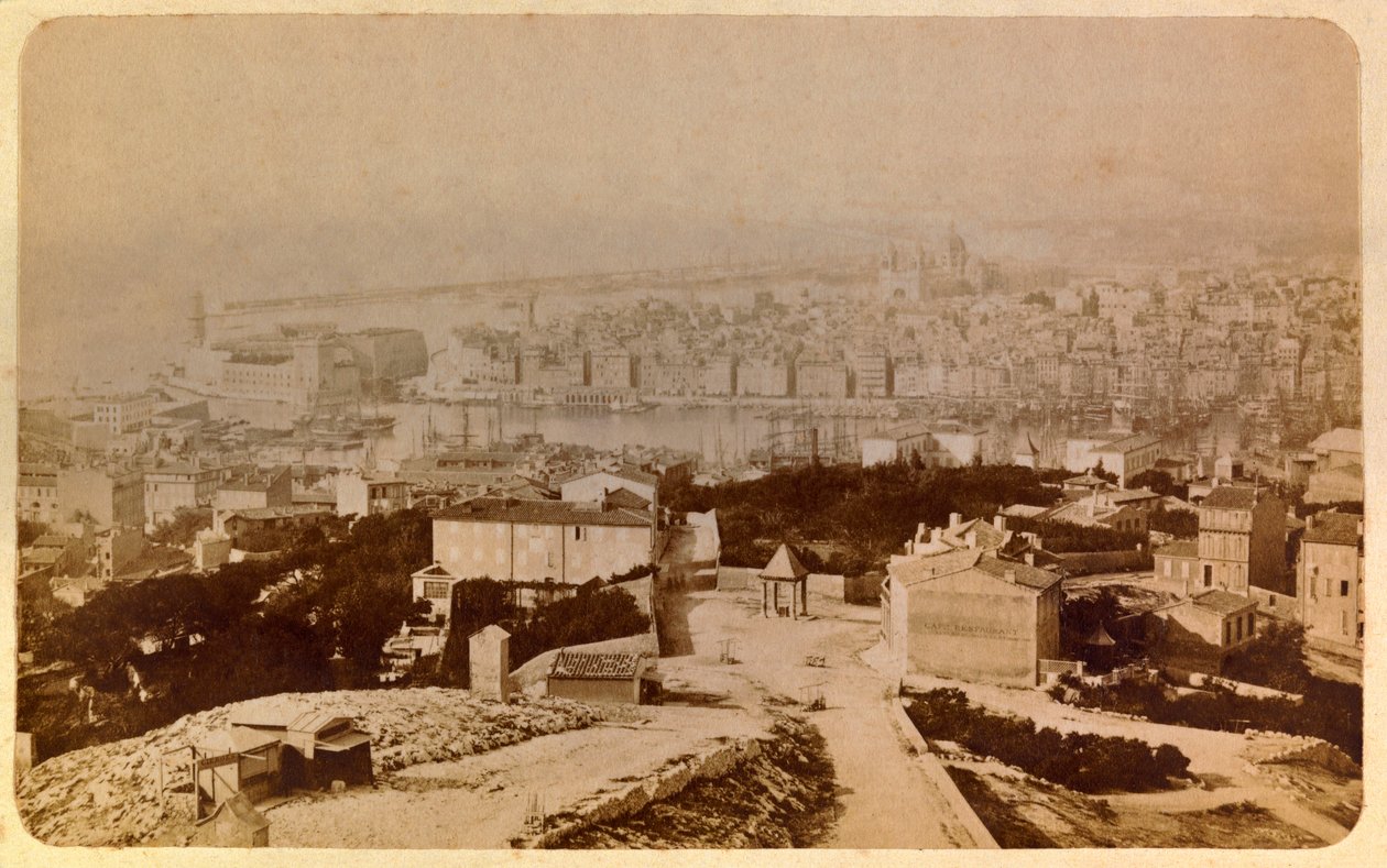 A cidade de Marselha e seus arredores por volta de 1885 -1890: Vista geral de Notre Dame de la garde, Colecção privada de Unknown artist