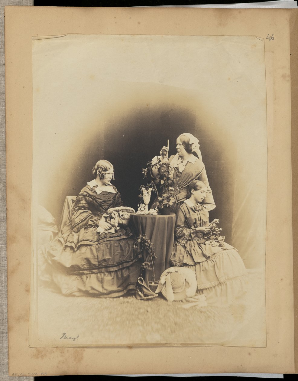 [Três mulheres com flores]. de Unknown artist