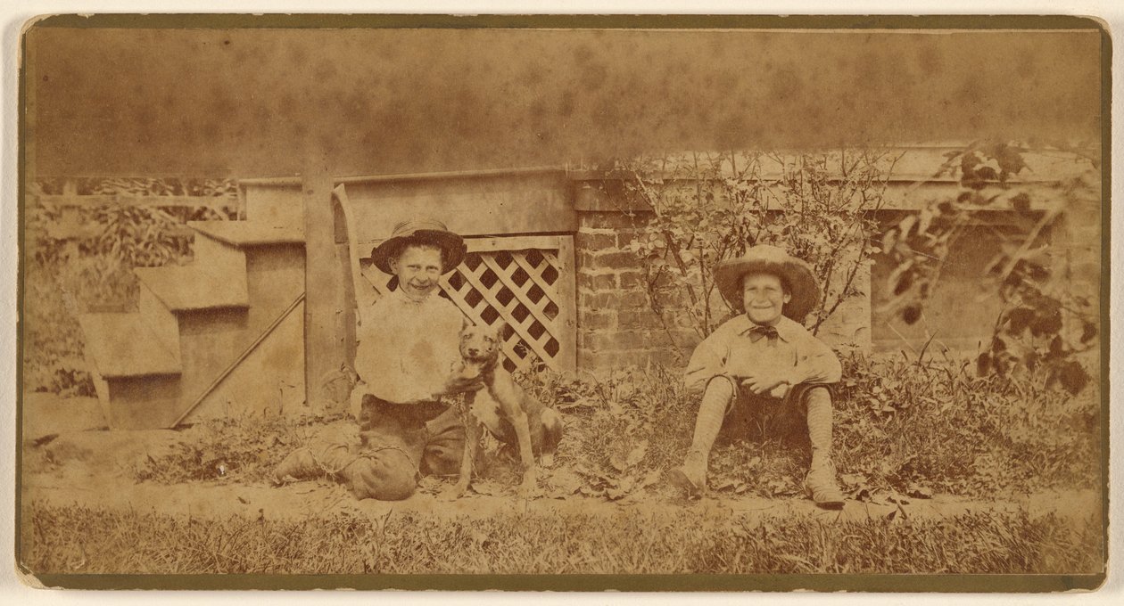 [Dois rapazes sentados no chão com um cão]. de Unknown artist