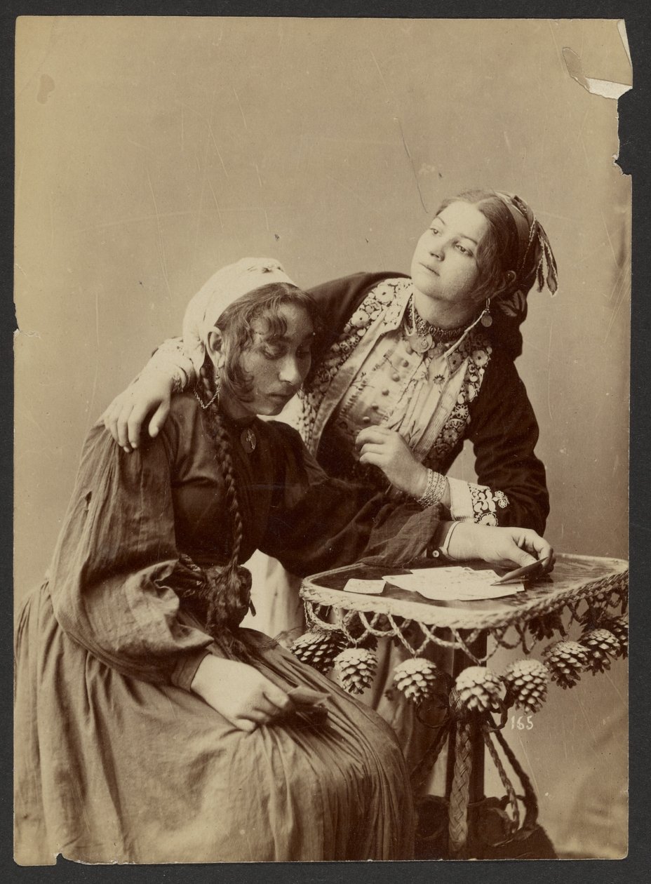 [Duas mulheres à secretária]. de Unknown artist