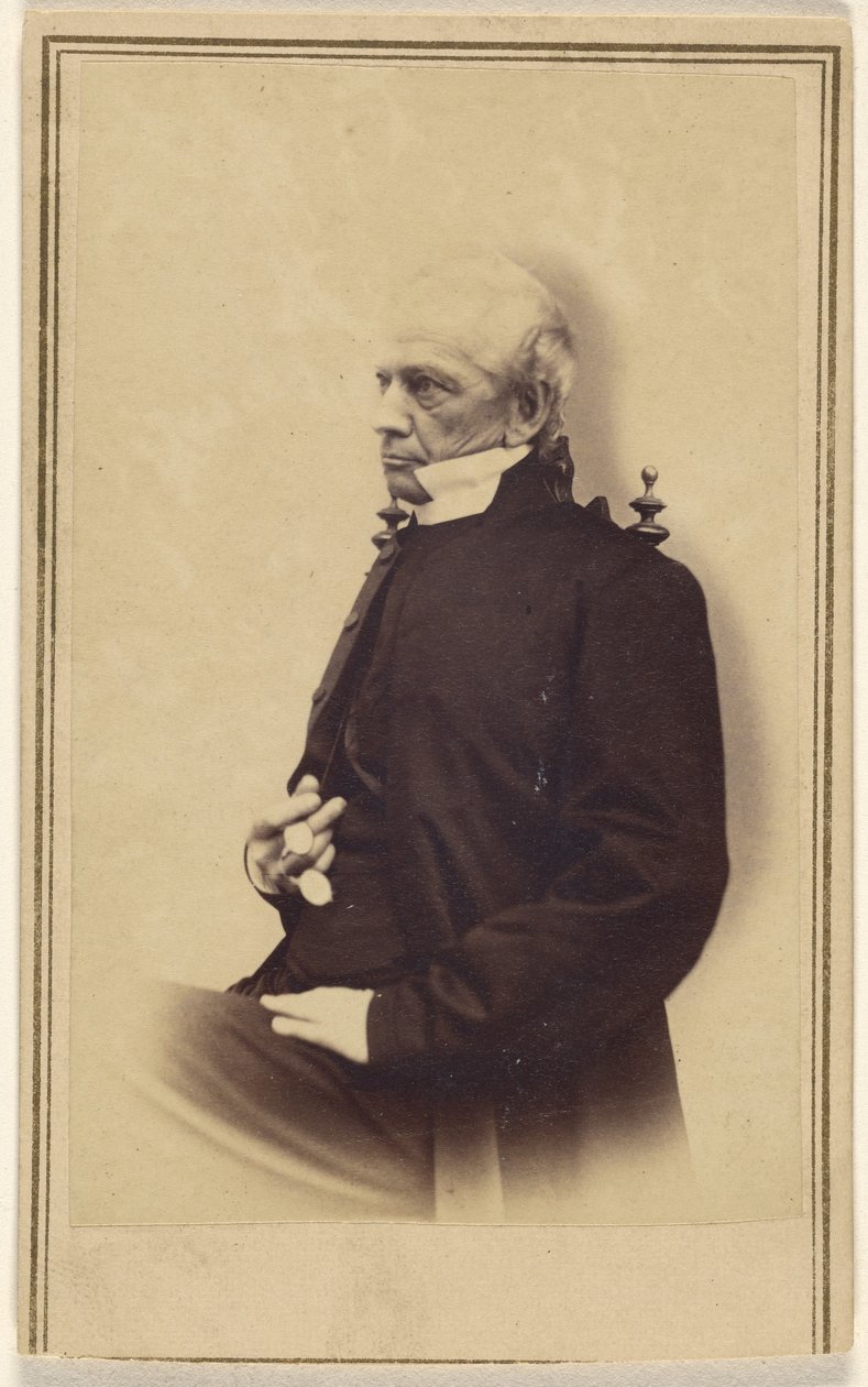 [Idoso careca não identificado sentado, segurando um pince-nez] de Unknown artist