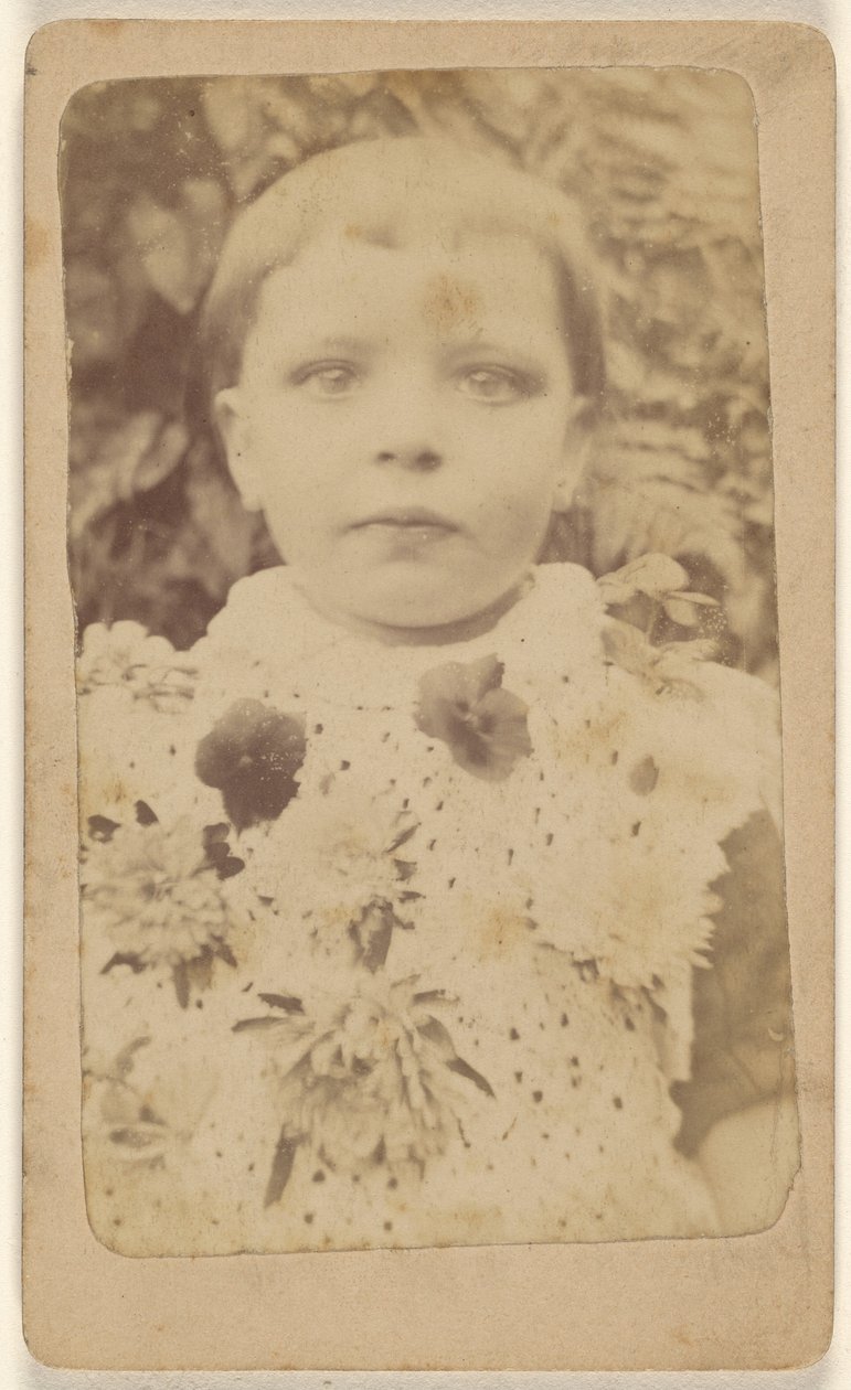 [Rapariga não identificada com um vestido florido]. de Unknown artist