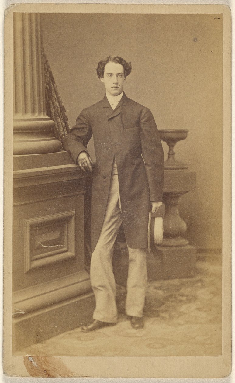 [Homem não identificado de luvas, segurando um chapéu de palha na mão esquerda, de pé]. de Unknown artist