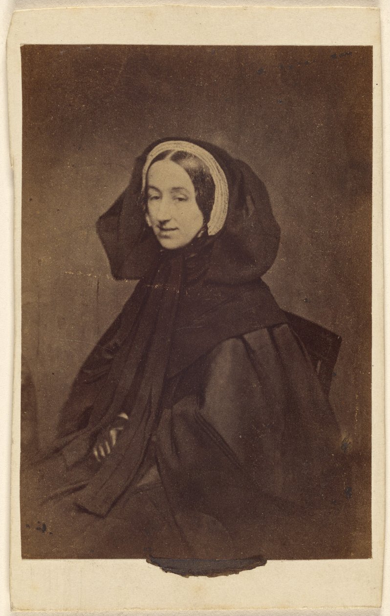 [Mulher não identificada, vestida com roupas escuras, sentada]. de Unknown artist