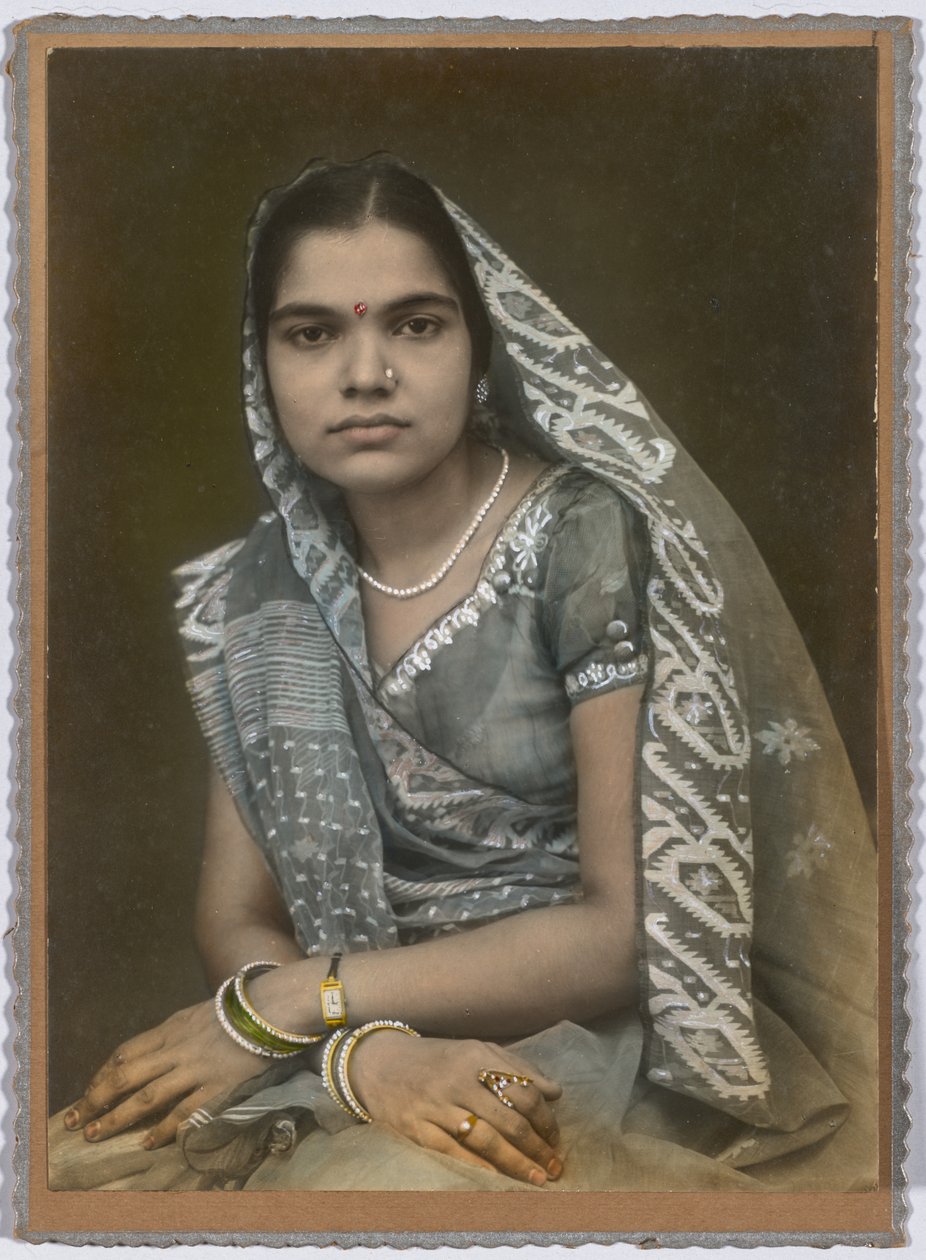 Sem título (Retrato de uma mulher em sari cinza e véu) de Unknown artist