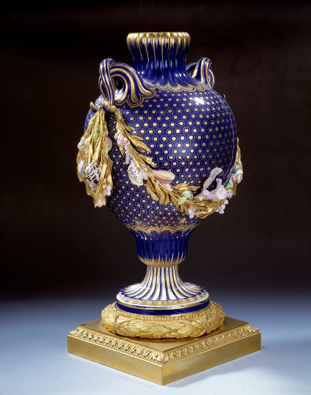 Vaso com rabo de peixe em porcelana dura. Por volta de 1765-1770. Paris. Musee du Louvre de Unknown artist
