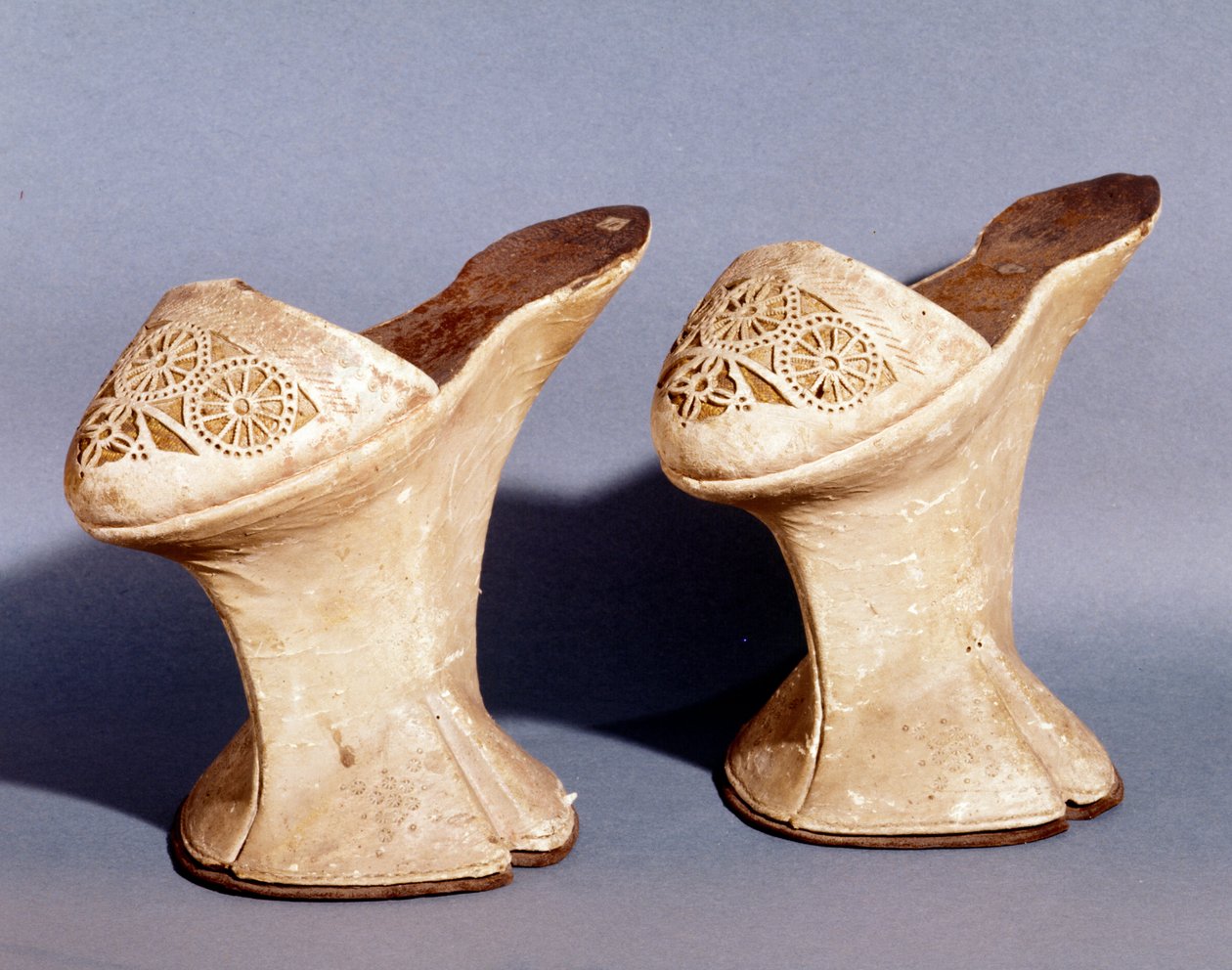 Moda Veniciana: sapatos de mulher com plataforma. Século XVIII de Unknown artist