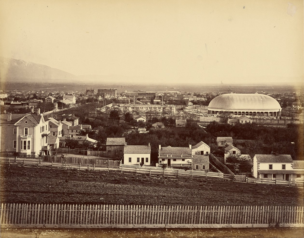 [Vista do Tabernáculo de Salt Lake e da cidade]. de Unknown artist