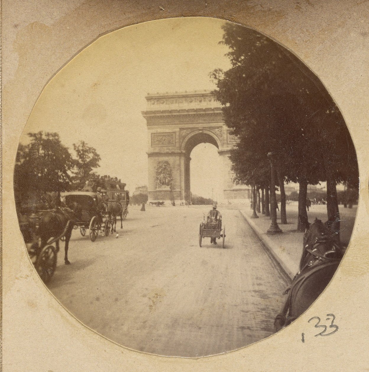 [Vista do Arco do Triunfo, Paris, França, com carruagens na rua] de Unknown artist