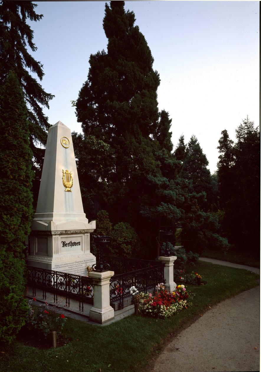 Vista do túmulo do compositor alemão Ludwig van Beethoven (1770 - 1827) no cemitério central de Viena (Zentralfriedhof), Áustria de Unknown artist
