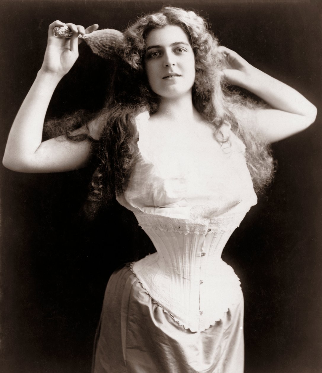Espartilho Woman Wearing Corset de Unknown artist