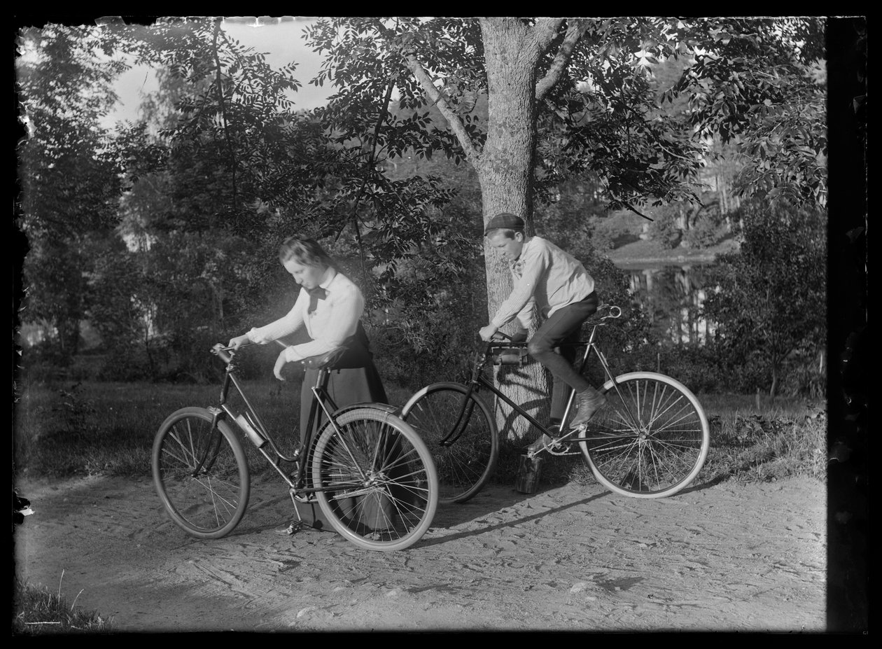 Elsa e Guido Simberg andam de bicicleta de Unknown artist/maker