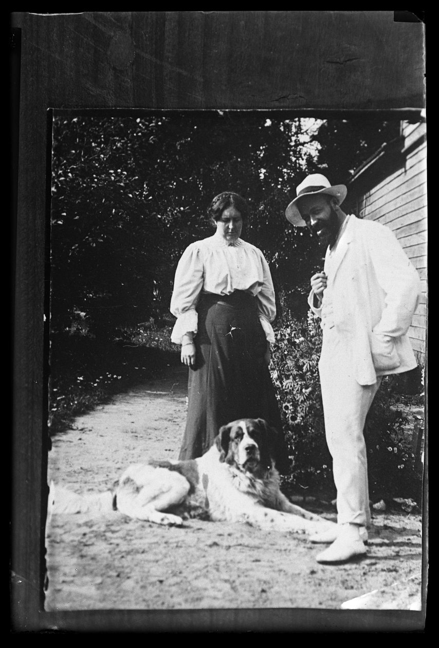 Hugo Simberg com a sua irmã Blenda e o cão Sarto de Unknown artist/maker