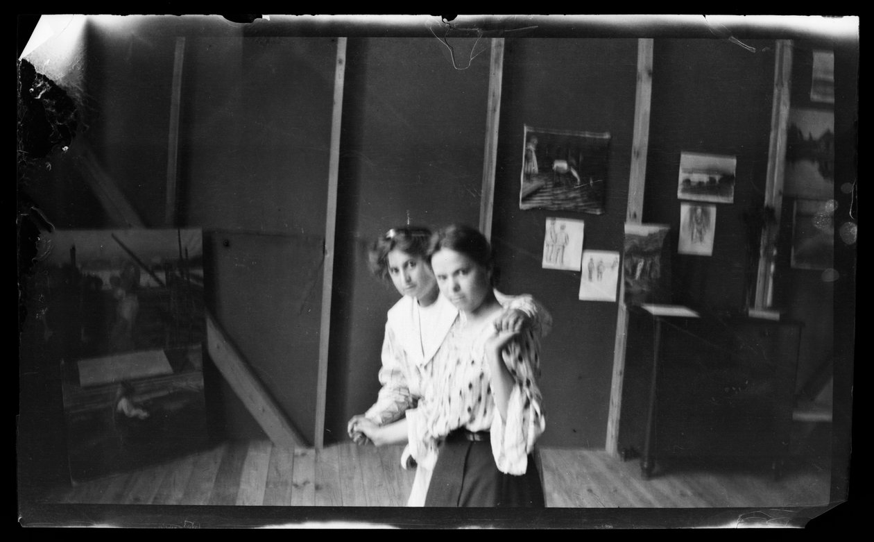 Maigo e Inge Simberg provavelmente como modelos no estúdio de Selkäranta de Unknown artist/maker