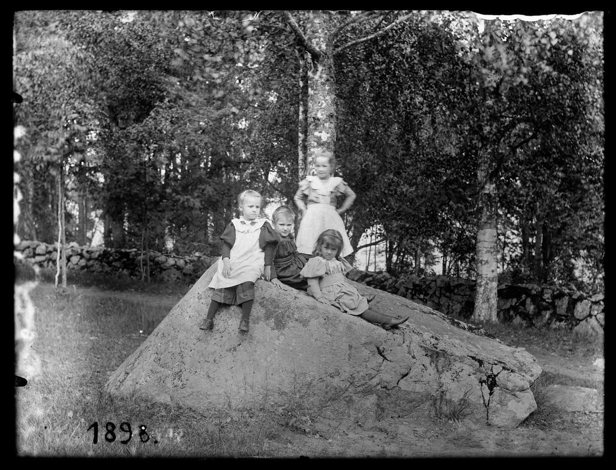 Quatro raparigas no parque de Niemenlauta Manor de Unknown artist/maker