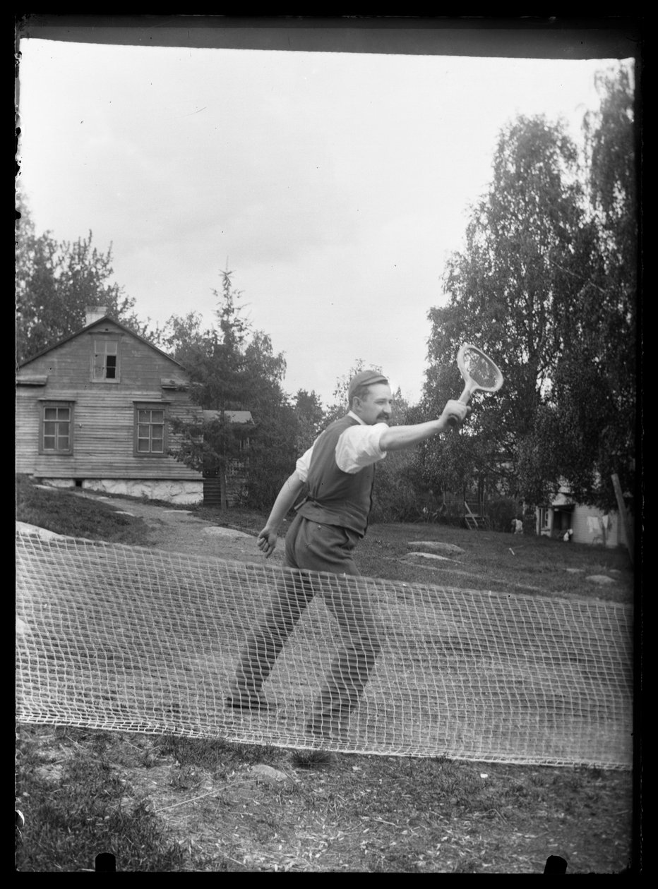 Paul Simberg joga ténis em Niemenlautan Manor de Unknown artist/maker