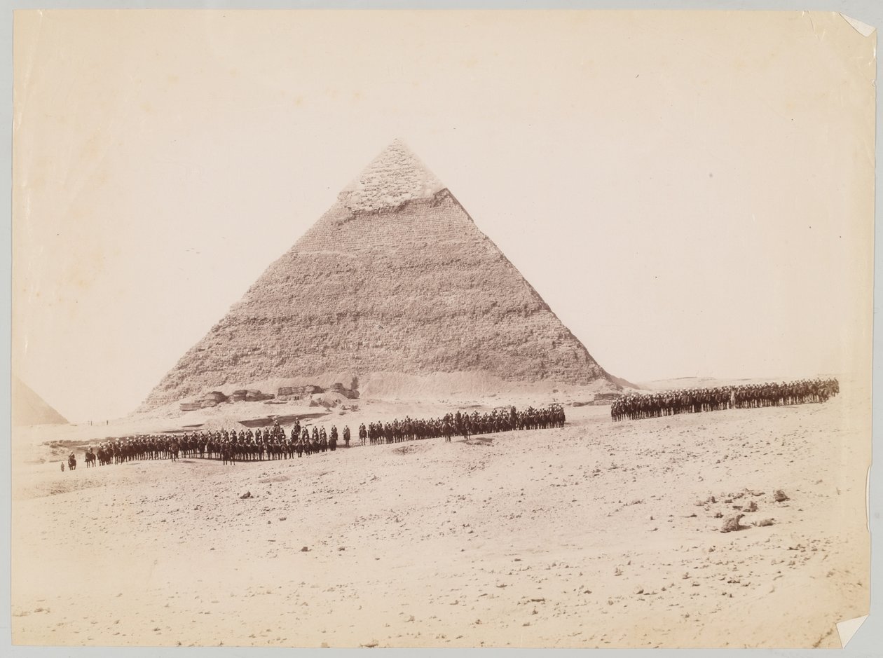XIX Hussardos formaram-se na frente de uma pirâmide em Gizé, Egito, 1882 por volta de de Unknown