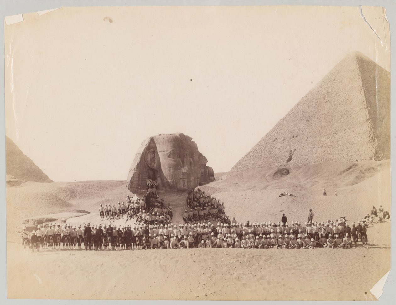 42º Highlanders em frente à Esfinge em Gizé, Egipto de Unknown photographer