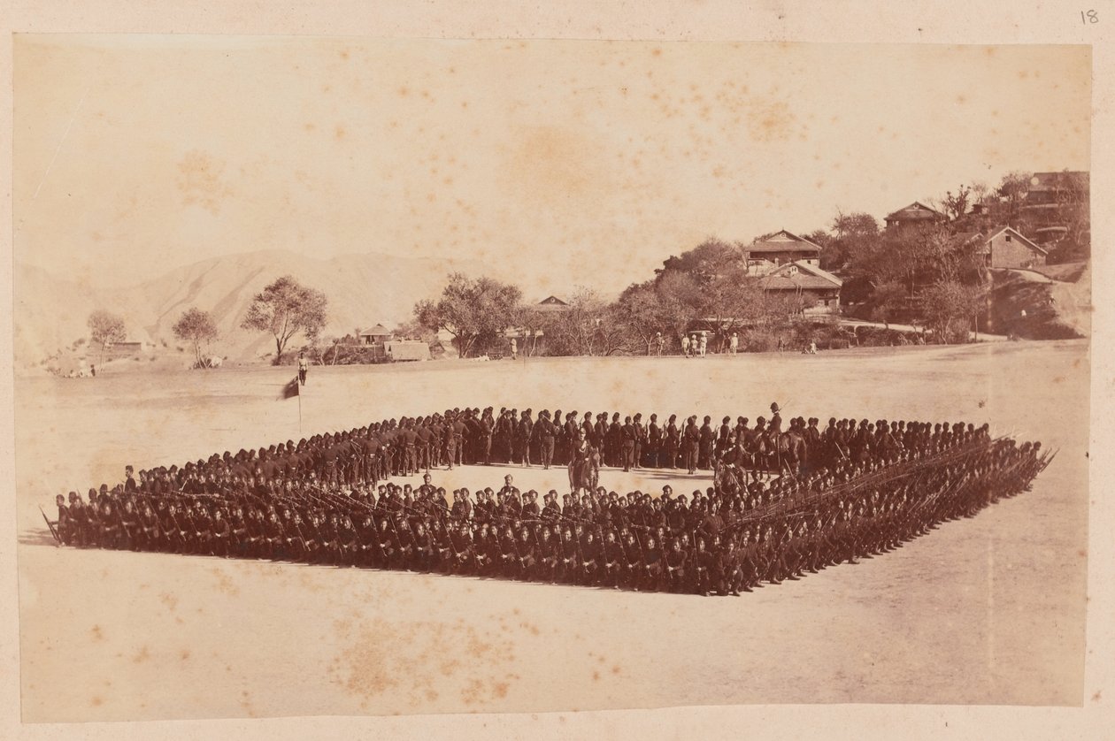 4º Regimento Gurkha (Rifle) formado em praça de Unknown photographer