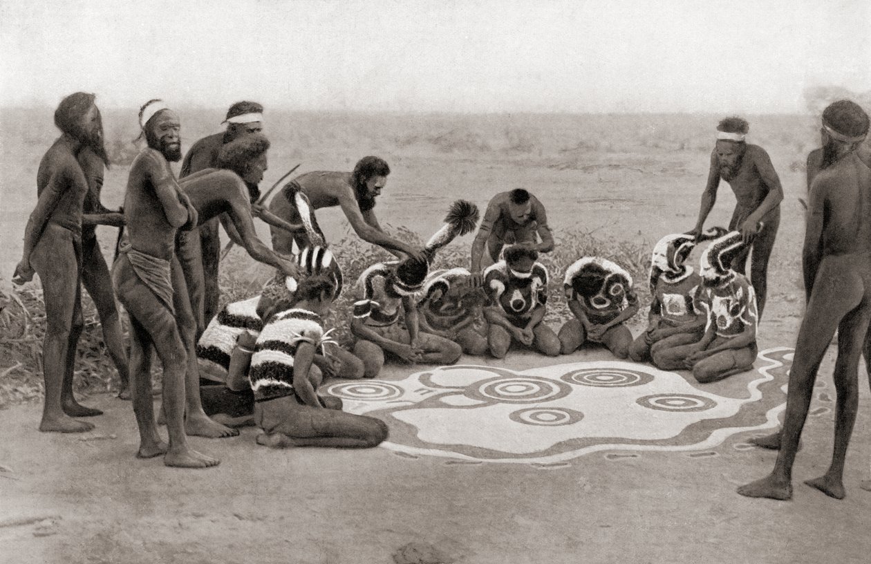 Uma cerimónia Totemic da Tribo de Warramunga, Austrália de Unknown photographer