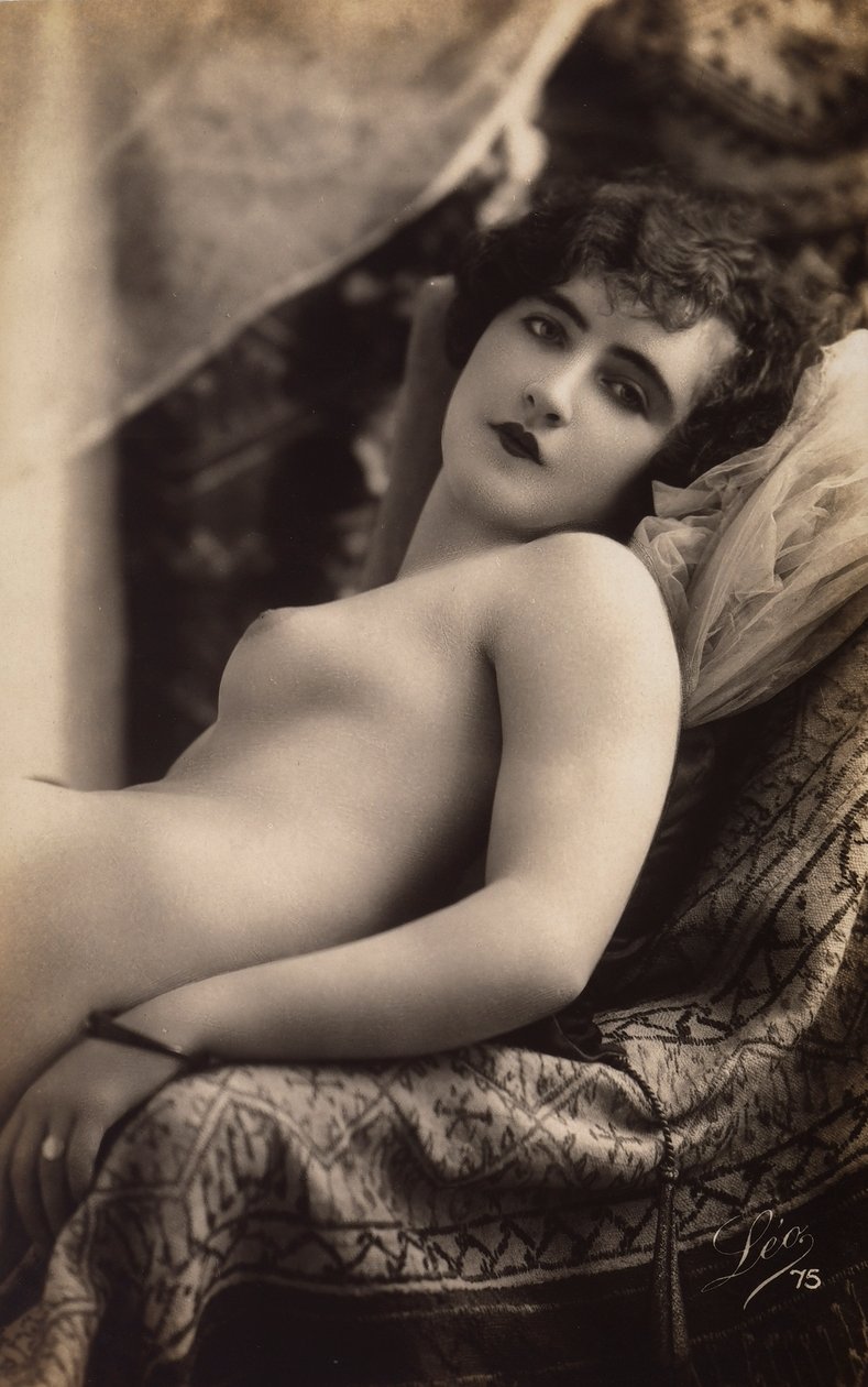 Uma jovem mulher a posar nua num sofá de Unknown photographer