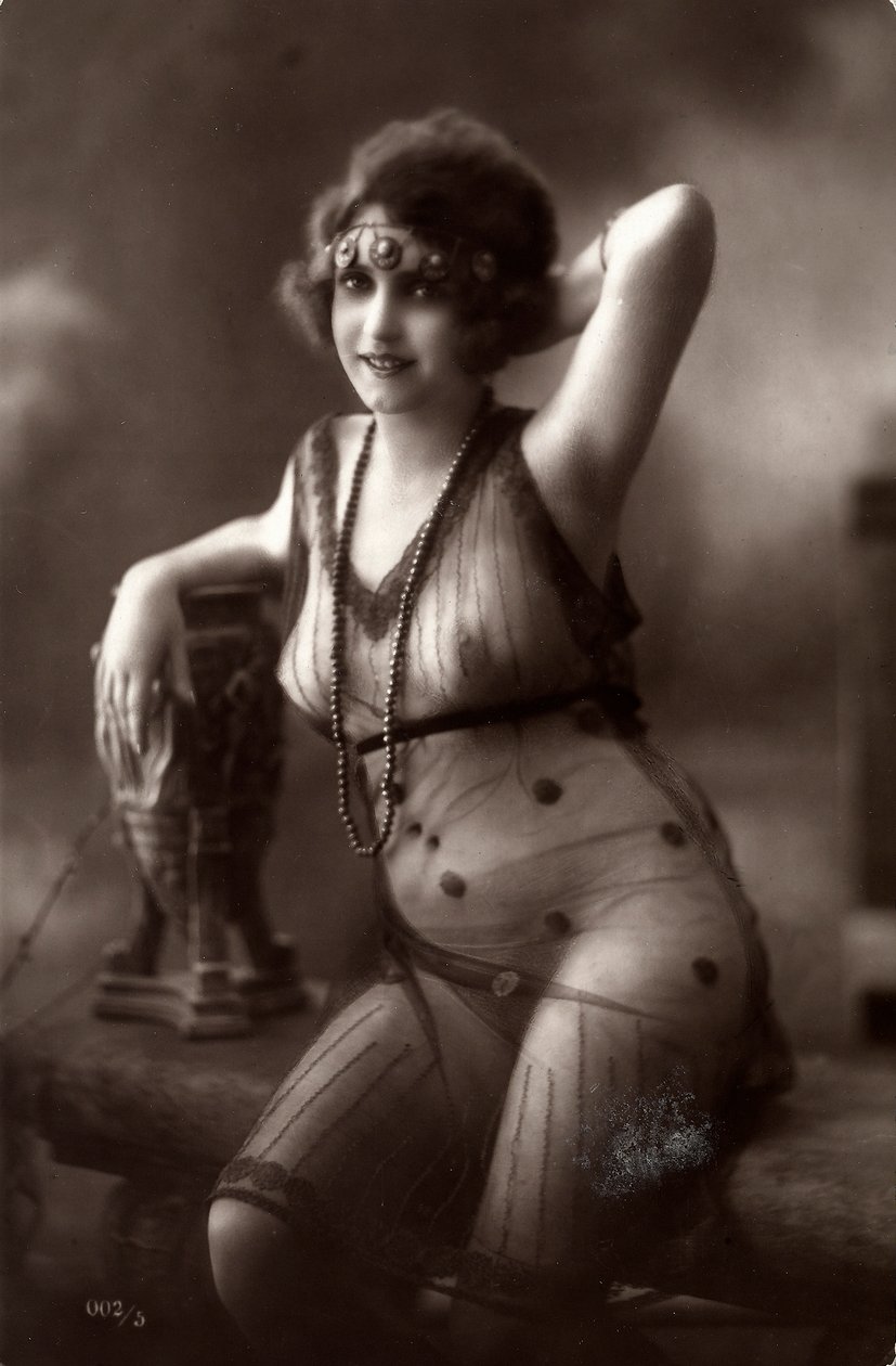 Uma jovem mulher sentada, com um vestido transparente de Unknown photographer