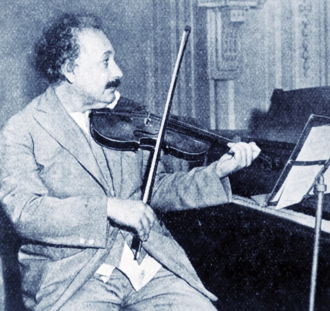 Albert Einstein tocando o seu violino (foto a p/b) de Unknown photographer