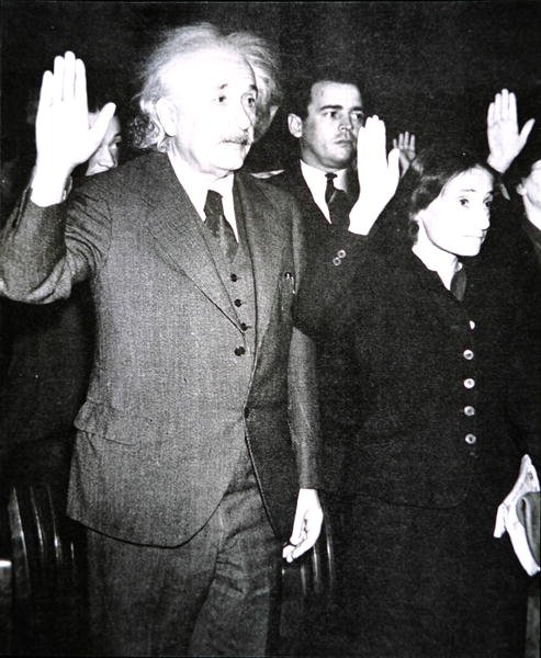 Albert Einstein e a sua enteada Margot fazem o juramento de cidadania americana, Nova Jérsia de Unknown photographer