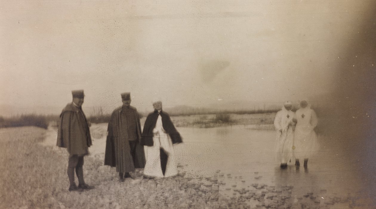 Álbum da Primeira Guerra Mundial em Friuli-Venezia Giulia: oficiais e enfermeiras da Cruz Vermelha sobre o rio Natisone de Unknown photographer