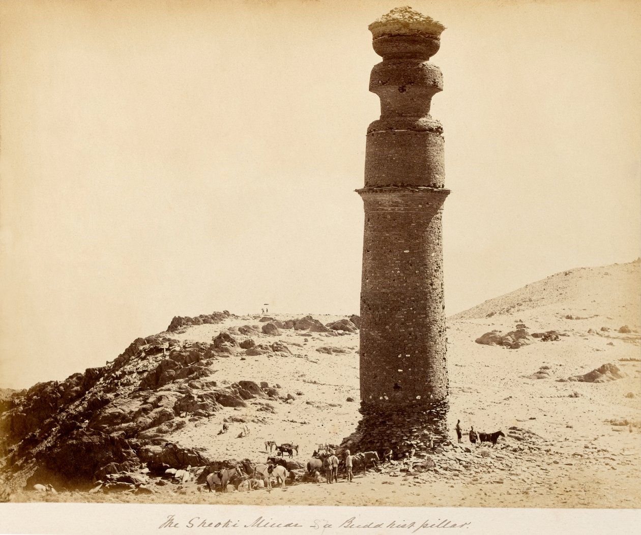 A coluna de Alexandre perto de Cabul de Unknown photographer