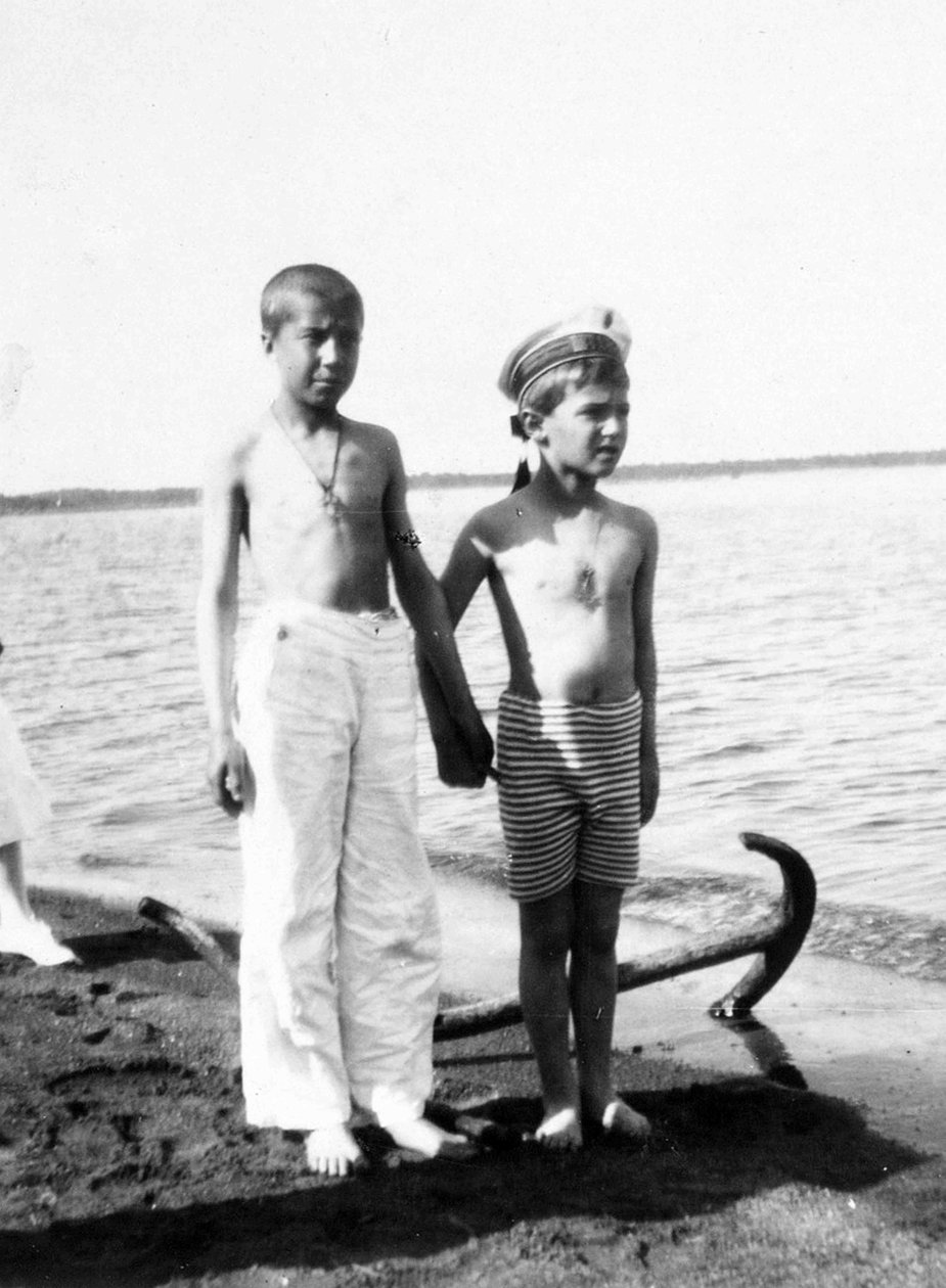 Alexei, o czarevich, enquanto brinca na praia de Livadia, na Crimeia (foto p/b) de Unknown photographer