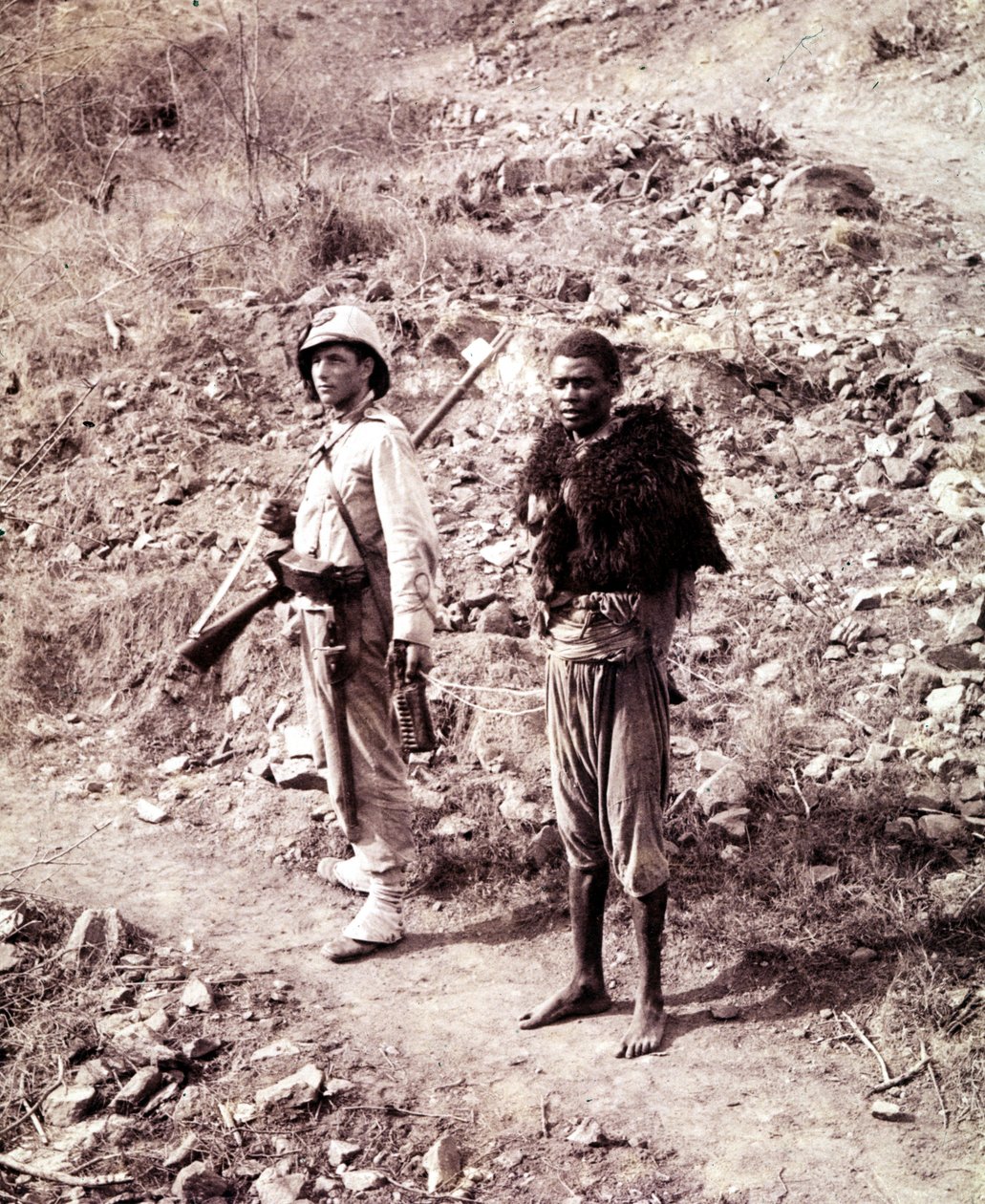 Um soldado italiano e um prisioneiro abissínio no caminho para Ghinda. de Unknown photographer