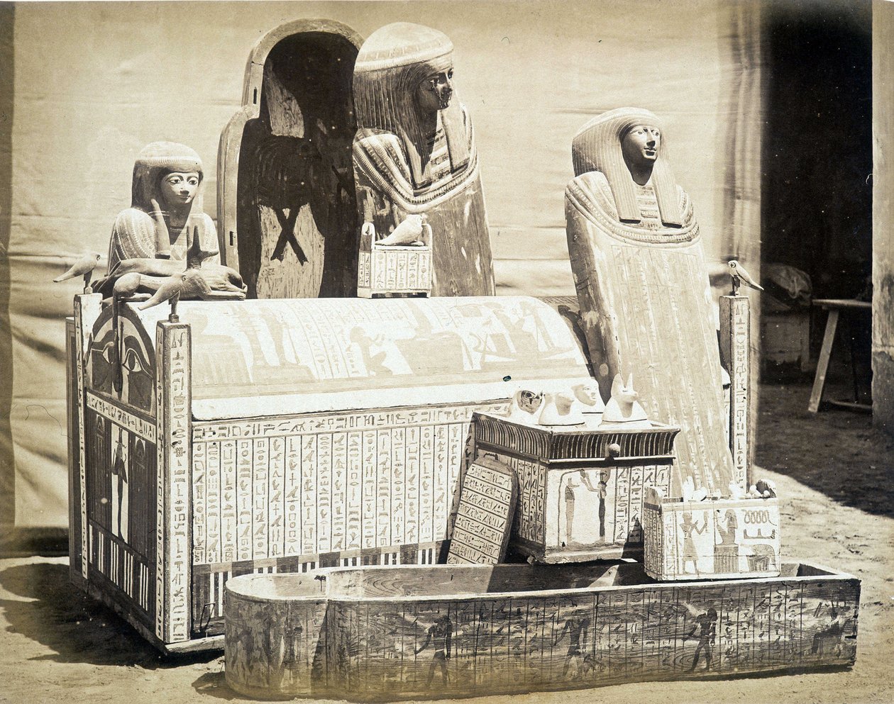 Estátuas arqueológicas encontradas no Egipto - no "Álbum de fotografias do 1º Museu do Cairo" fundado por Auguste Mariette Bey de Unknown photographer