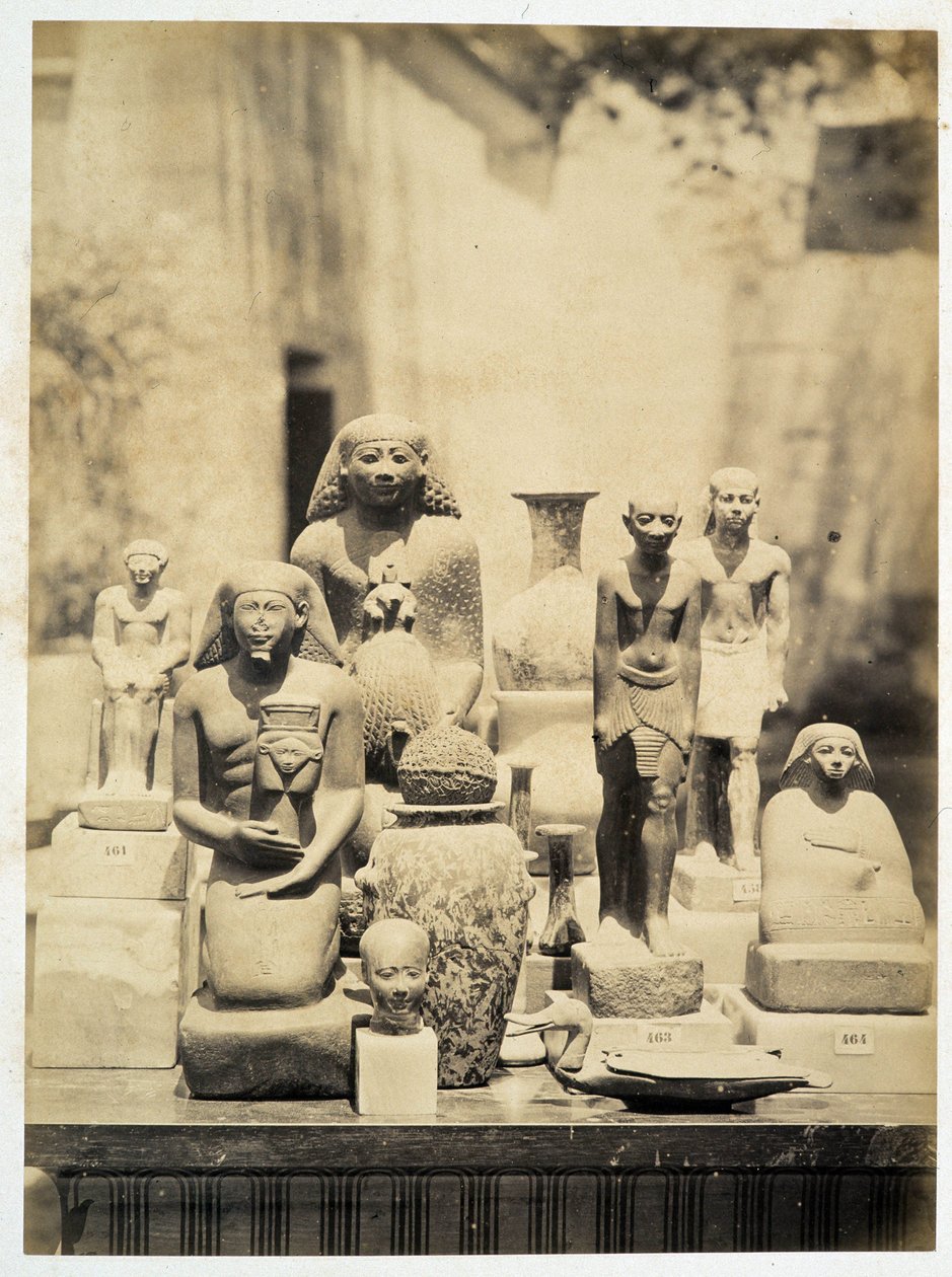 Estátuas arqueológicas - no "Álbum de Fotos do 1º Museu do Cairo" fundado por Auguste Mariette Bey de Unknown photographer