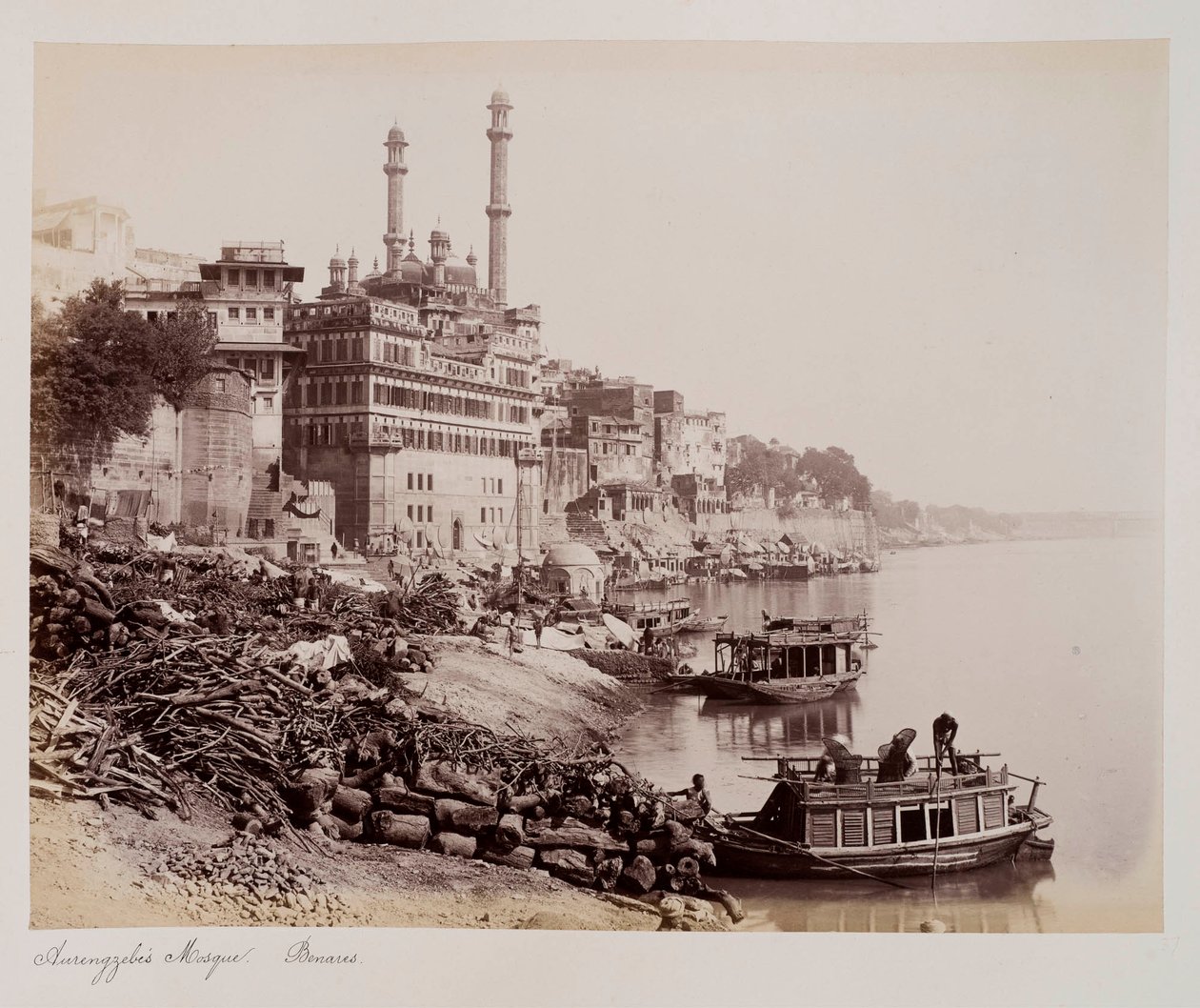 Mesquita de Aurangzeb, Benares, c.1885 (foto sépia) de Unknown photographer