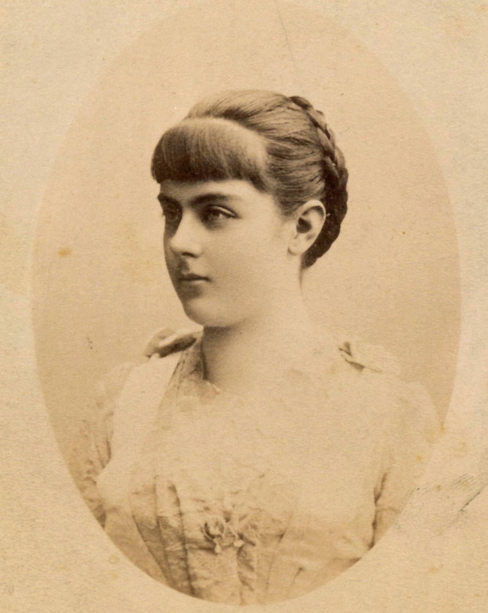 Baronesa Marie Alexandrine "Mary" von Vetsera (19 de março de 1871 - 30 de janeiro de 1889) (foto) de Unknown photographer