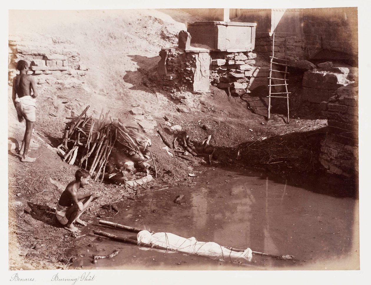 Benares Burning Ghât, c.1885 (foto sépia) de Unknown photographer