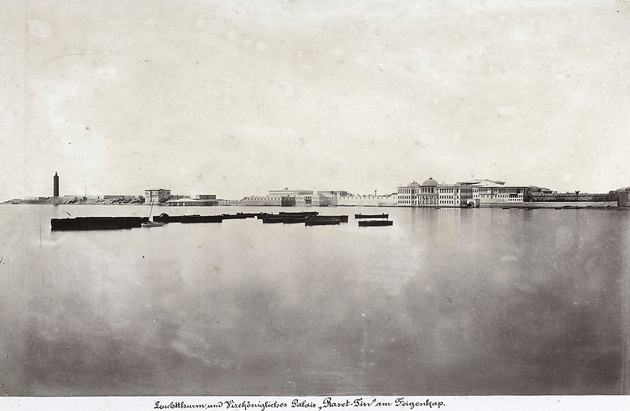 Barcos no meio do mar com parte da cidade de Alexandria como pano de fundo, no Egipto de Unknown photographer