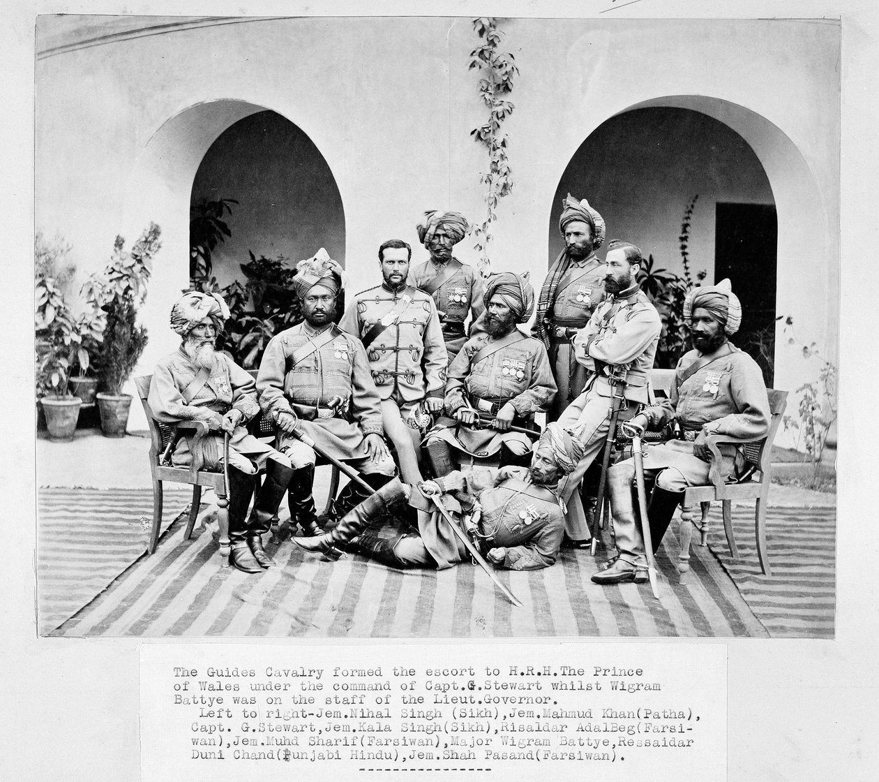 Oficiais britânicos e indianos do Corpo de Guias de Unknown photographer