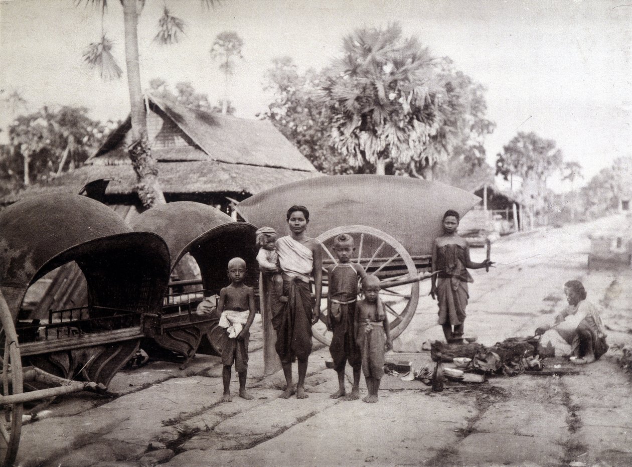 Cambojanos na estrada de Angkor Vat de Unknown photographer