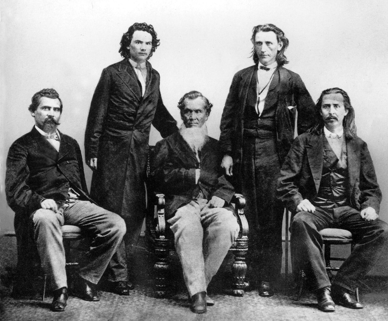 Índios Cherokee em Washington em 1866 para negociar tratado com os Estados Unidos que será assinado em 19 de julho-19 l-r John Rollin Ridge Saladin Watie Richard Fields coronel Elias C Boudinot coronel William P Adair de Unknown photographer