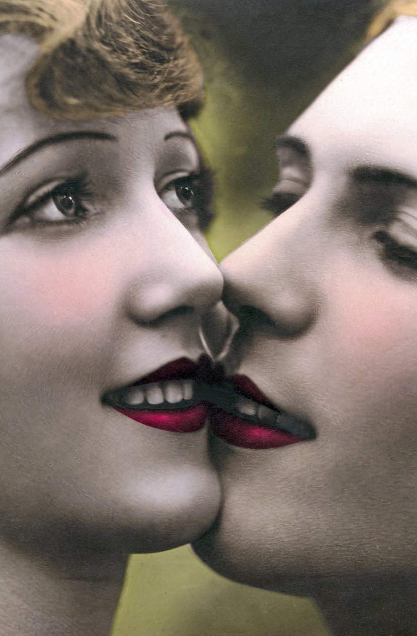 Grande plano dos rostos de mulheres que se beijam nos lábios de Unknown photographer