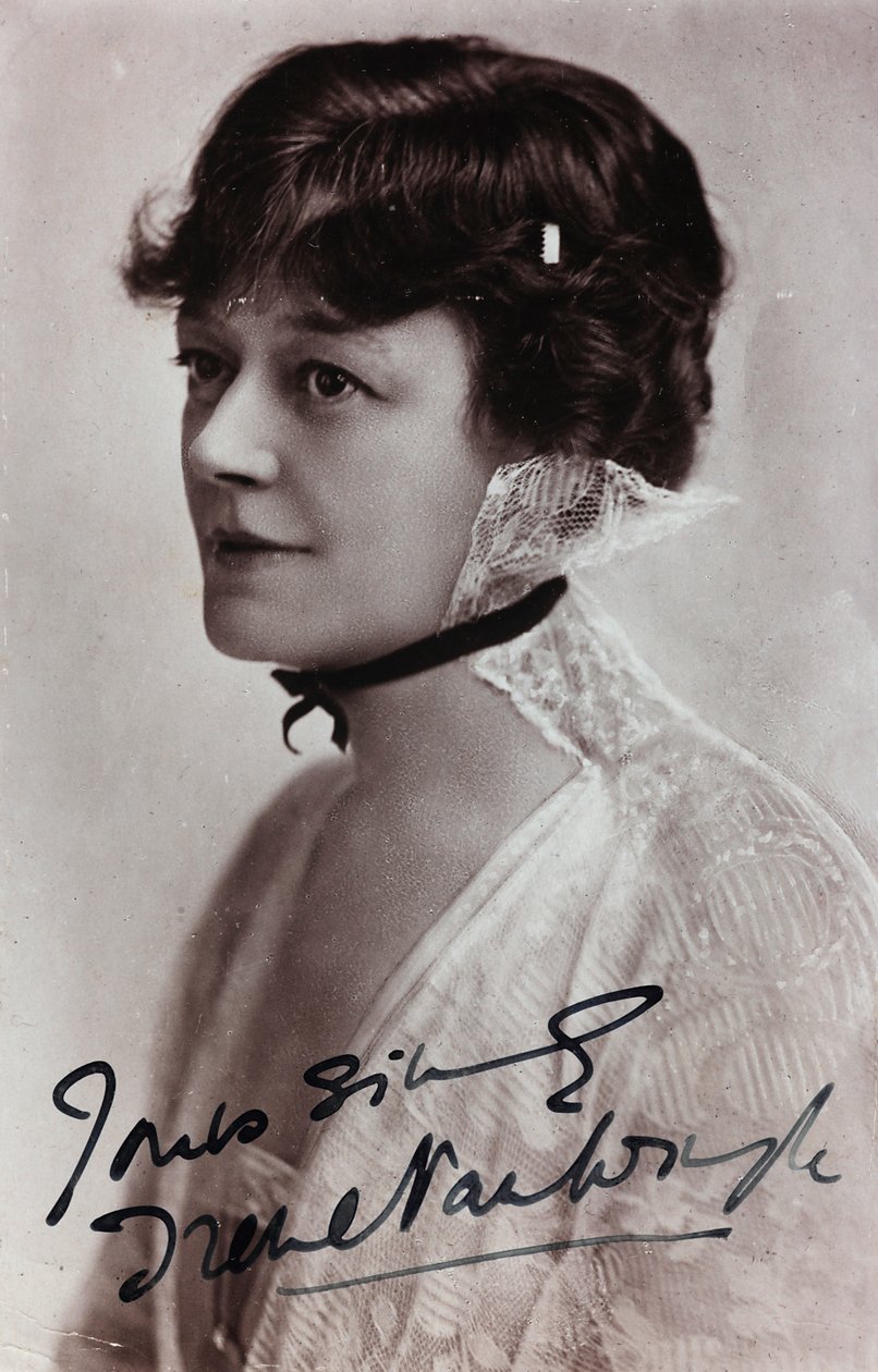Closeup da atriz inglesa Irene Vanbrugh, cartão postal de Unknown photographer