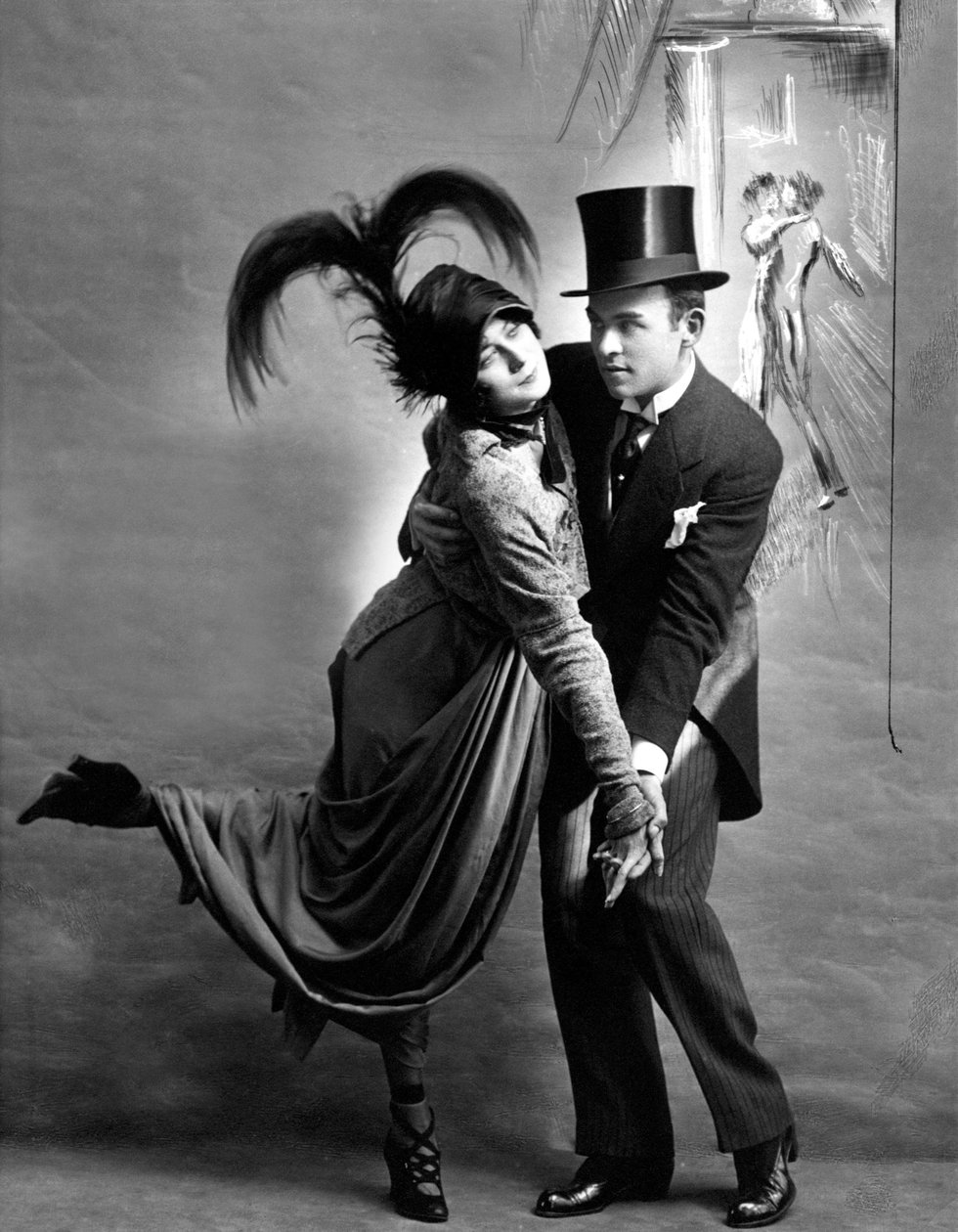 Casal a dançar. Fotografia por volta de 1918. de Unknown photographer