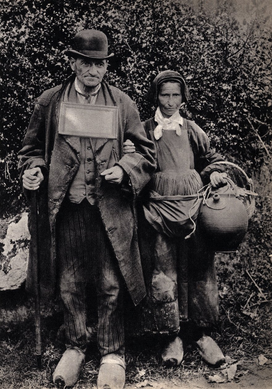 Um par de mendigos bretões. Fotografia, final do século XIX, Paris. Coll. Selva. de Unknown photographer